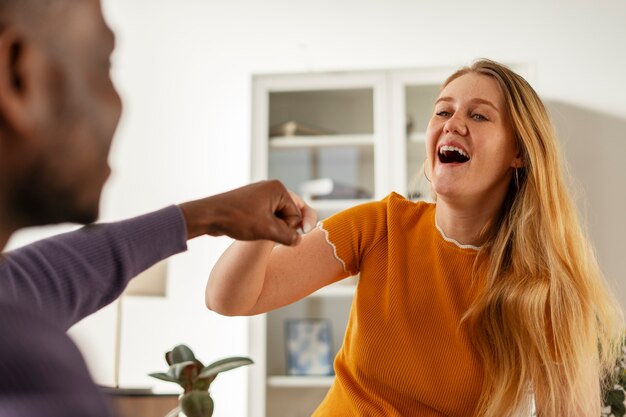 Mensen die tijd samen doorbrengen en tijd uitbreiding ervaren