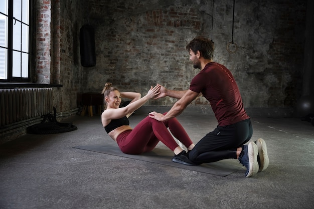 Gratis foto mensen die trainen met een volledige opname van de kaart