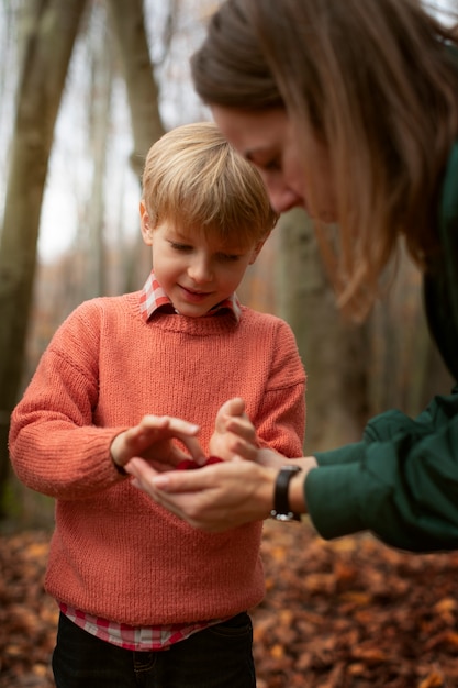 Mensen die voedsel uit het bos verzamelen