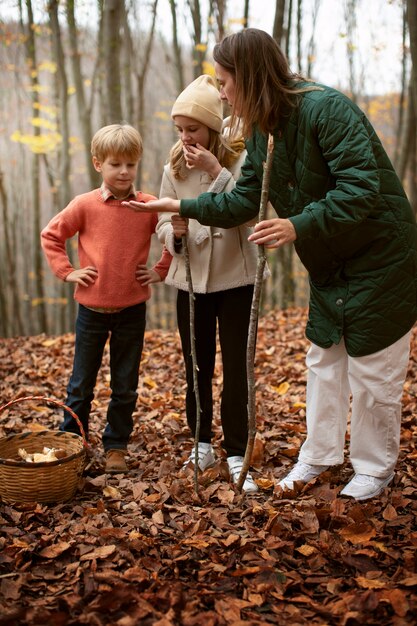 Mensen die voedsel uit het bos verzamelen