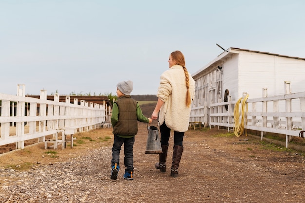 Gratis foto mensen die voor de boerderij zorgen