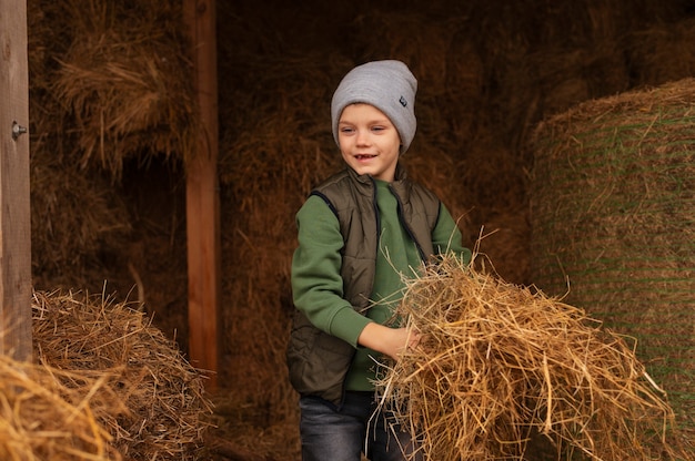 Gratis foto mensen die voor de boerderij zorgen