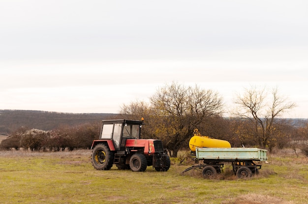 Mensen die voor de boerderij zorgen