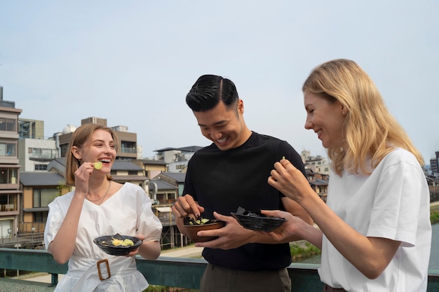 Gratis foto mensen die zeewiersnacks eten