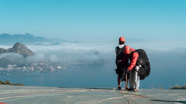 Mensen die zich klaarmaken om in de lucht te glijden in Rio de Janeiro onder de prachtige blauwe lucht