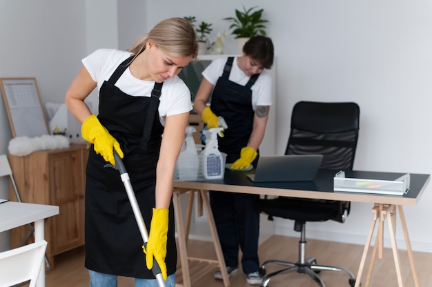 Mensen die zorgen voor de schoonmaak van kantoren