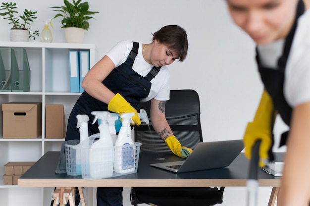 Mensen die zorgen voor de schoonmaak van kantoren