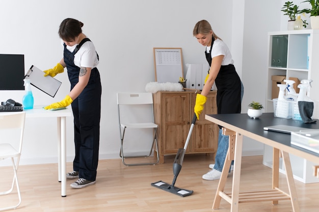 Mensen die zorgen voor de schoonmaak van kantoren