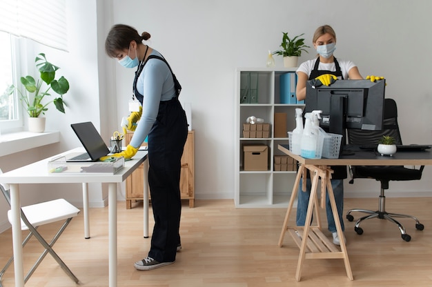 Mensen die zorgen voor de schoonmaak van kantoren