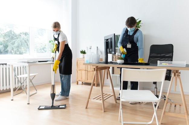 Mensen die zorgen voor de schoonmaak van kantoren