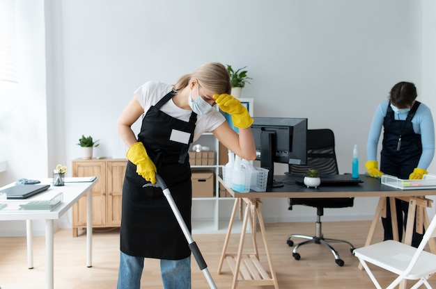 Mensen die zorgen voor de schoonmaak van kantoren