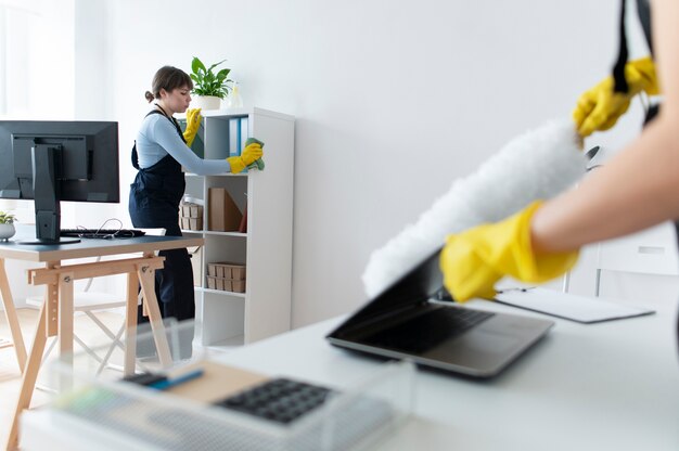 Mensen die zorgen voor de schoonmaak van kantoren