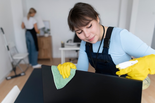 Gratis foto mensen die zorgen voor de schoonmaak van kantoren