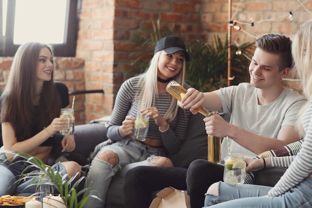 Mensen drinken en vieren aan de bar