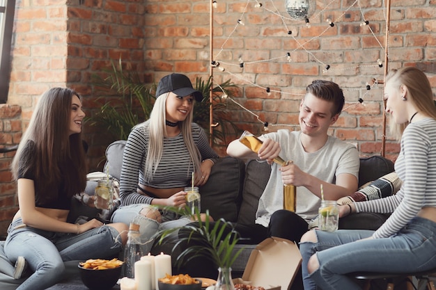 Mensen drinken en vieren aan de bar