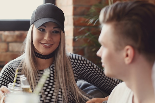 Mensen drinken en vieren aan de bar