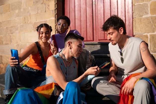 Mensen genieten van de viering van de Pride maand