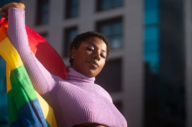 Mensen genieten van de viering van de Pride maand