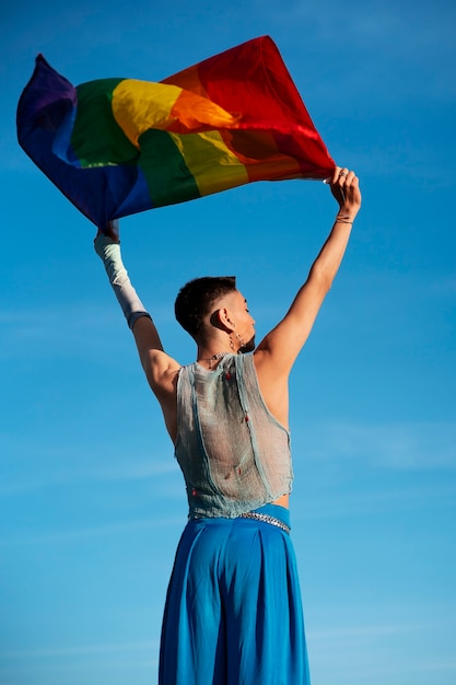 Gratis foto mensen genieten van de viering van de pride maand