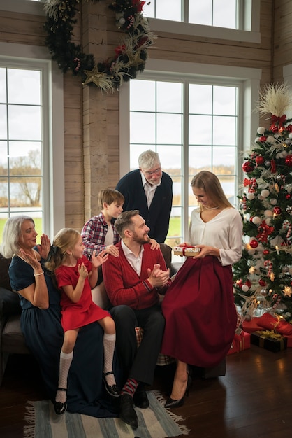 Mensen genieten van een feestelijke kerstbijeenkomst