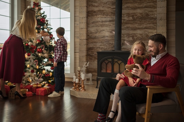 Mensen genieten van een feestelijke kerstbijeenkomst