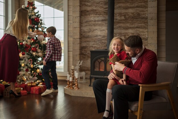 Mensen genieten van een feestelijke kerstbijeenkomst