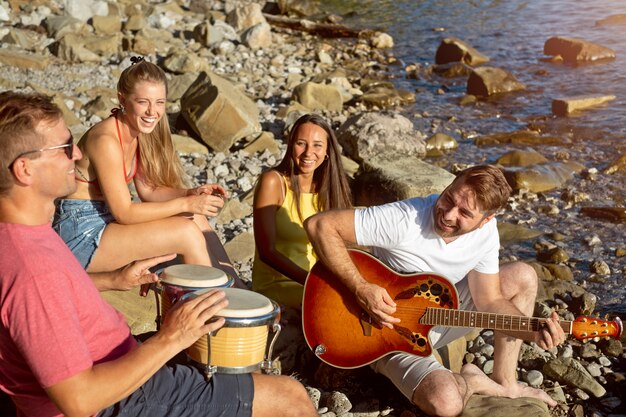 Mensen genieten van het leven na covid vrijheid