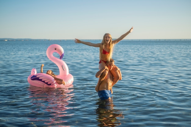 Mensen genieten van het leven na covid vrijheid