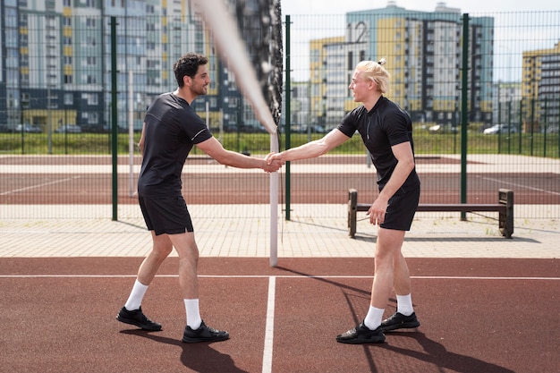 Mensen handen schudden tijdens een partijtje volleybal