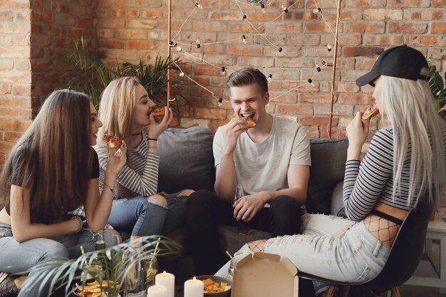 Mensen hebben plezier in een feestje