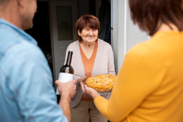 Gratis foto mensen helpen oude buurman