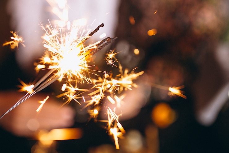 Gratis Foto mensen houden kerstverlichting