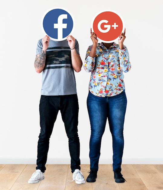 Mensen houden twee sociale media-iconen