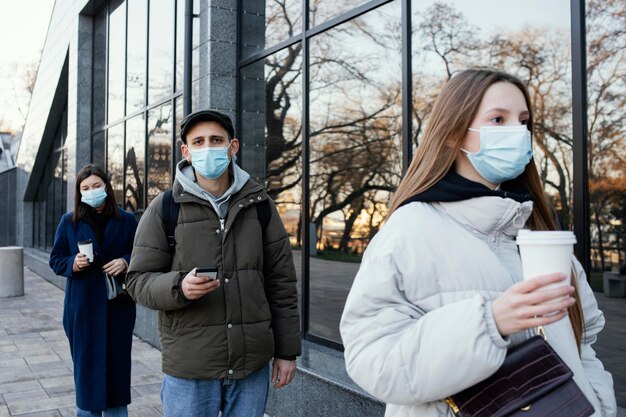 Mensen in de rij die maskers dragen