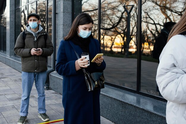 Mensen in de rij die maskers dragen