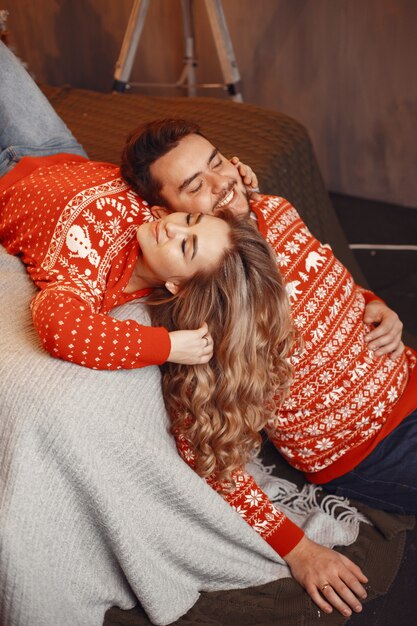 Mensen in een kerstversiering. Man en vrouw in een rode trui.