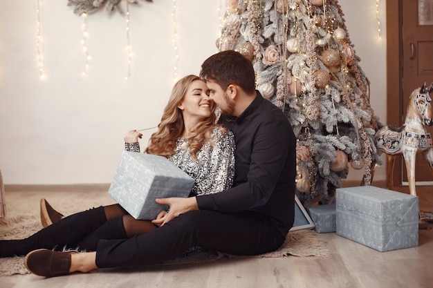 Mensen in een kerstversiering. Man in een grijze trui. Familie thuis.