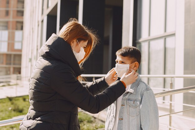 Mensen in een masker staan op straat