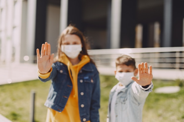 Mensen in een masker staan op straat