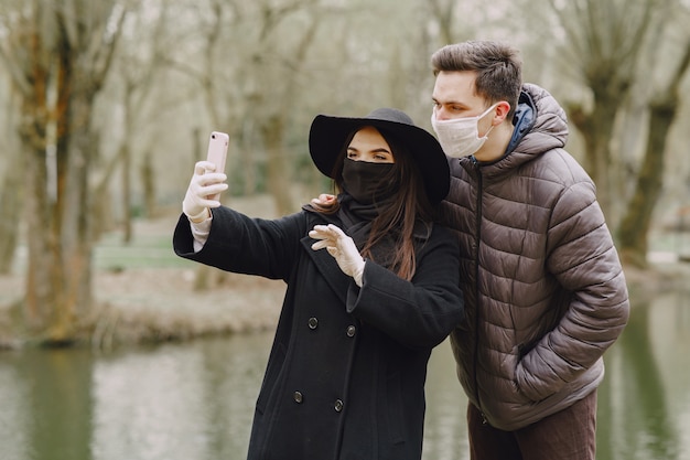 Mensen in een masker staat op straat