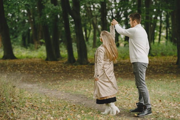 Mensen in een park. Vrouw in een bruine jas. Man in een witte trui.