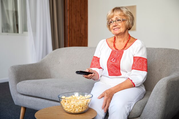 Mensen kijken naar nieuws op tv