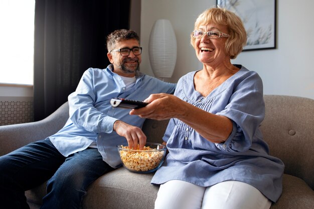 Mensen kijken naar nieuws op tv