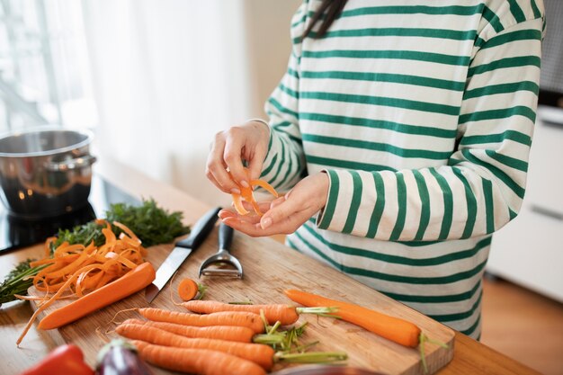 Mensen koken en genieten van eten