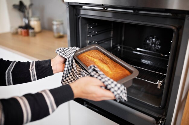 Mensen koken en genieten van eten