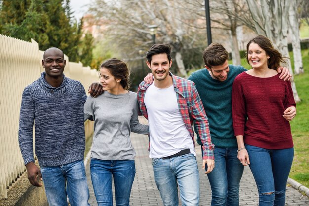 Mensen lopen in de greep van de schouders