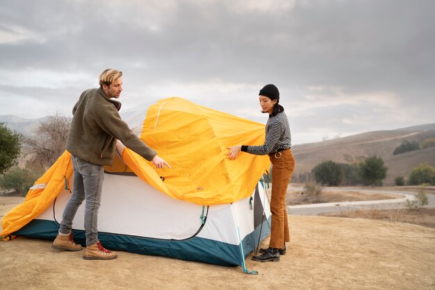 Mensen maken hun tent klaar voor winterkamperen