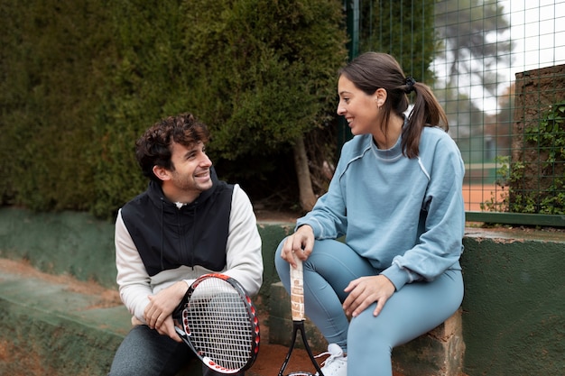 Mensen maken zich klaar voor tennisspel in de winter