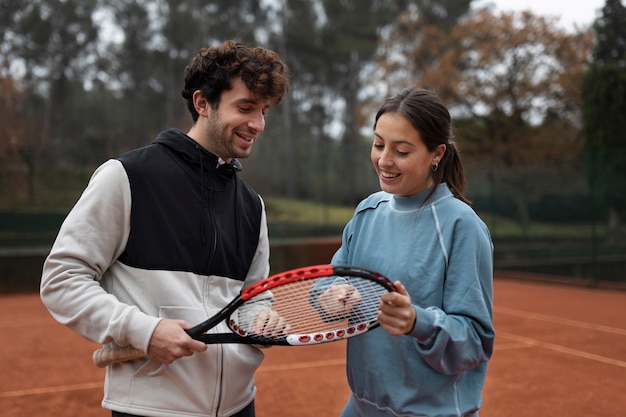 Mensen maken zich klaar voor tennisspel in de winter