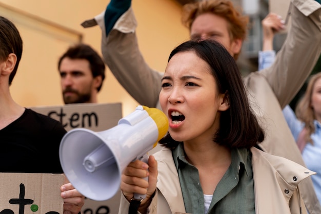 Mensen marcheren in protest tegen de opwarming van de aarde